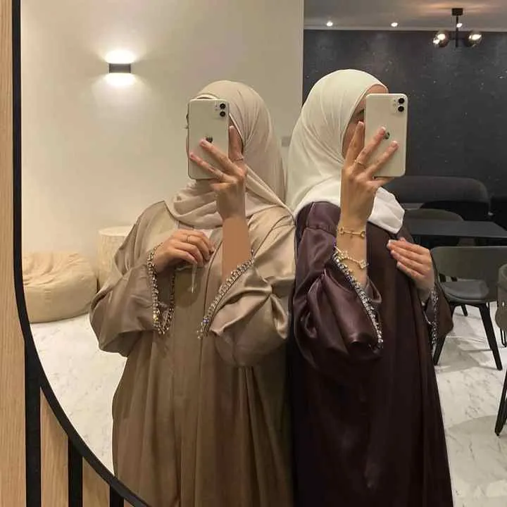 عبايات نسائيه عصريه و انيقه - Modern and elegant women's abayas
