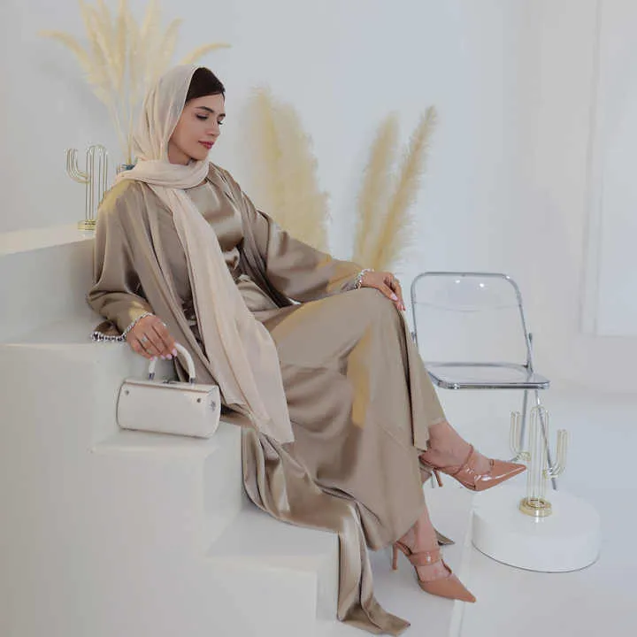 عبايات نسائيه عصريه و انيقه - Modern and elegant women's abayas