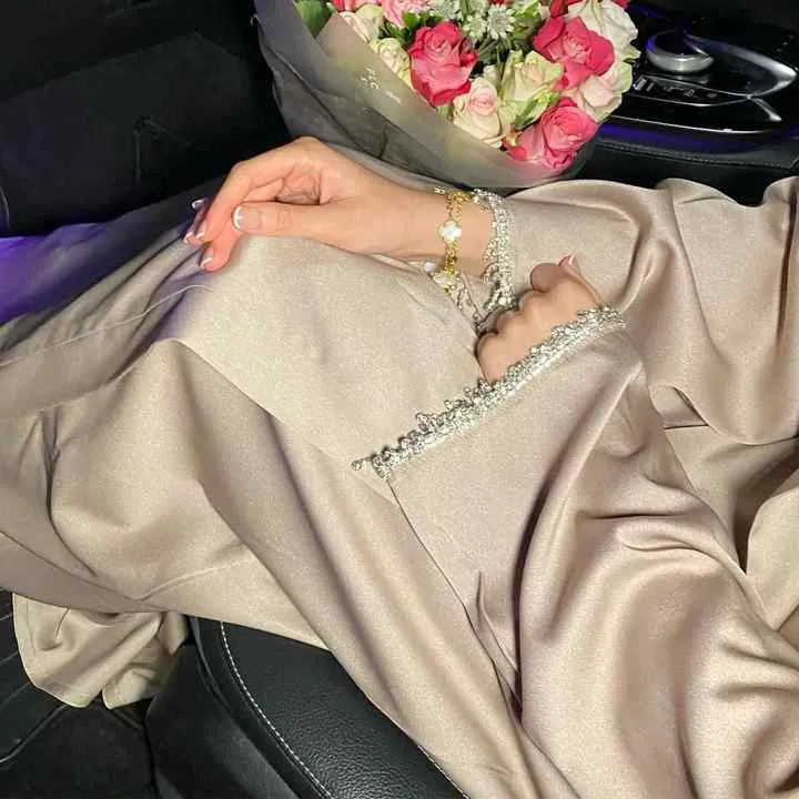 عبايات نسائيه عصريه و انيقه - Modern and elegant women's abayas