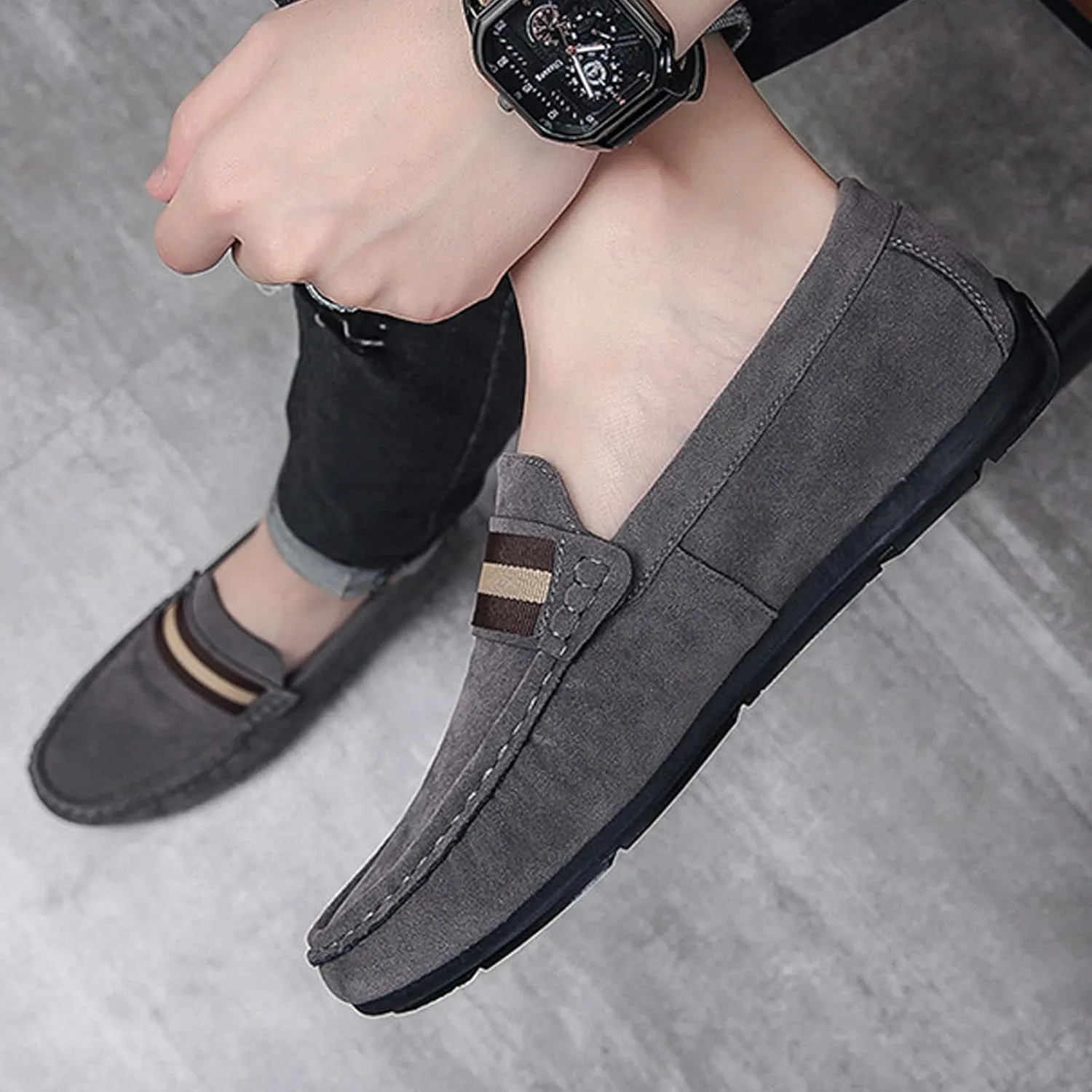 Men's Suede Flat Penny Loafers Retro Round Toe Non-Slip Slip-On Casual Walking Shoes Breathable and Comfortable Driving Shoes